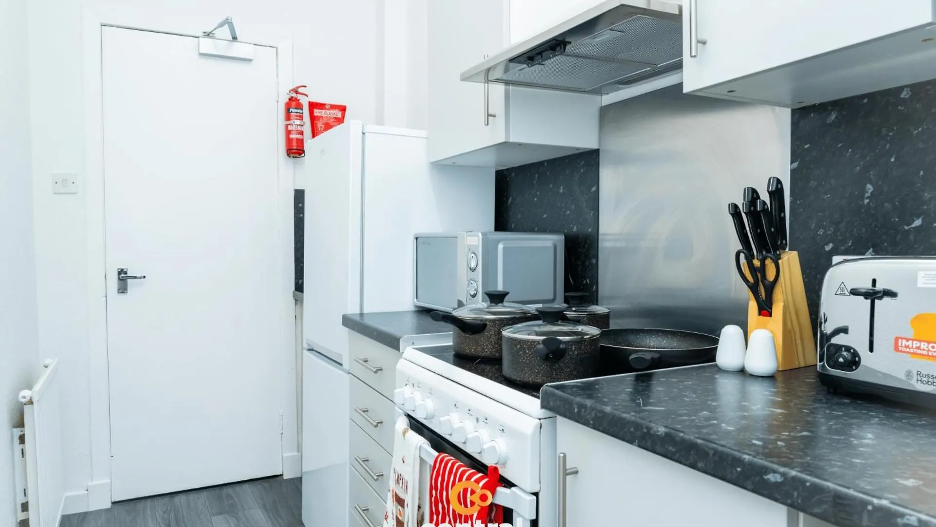 Central Serviced Apartments - 2 Bedroom - Ground Floor - Modern - Sleeps 4 - 2 X Double Beds - Free Street Parking - Fully Equipped - Short & Long Term Stays Available - Contact Us For Your Requirements Dundee United Kingdom