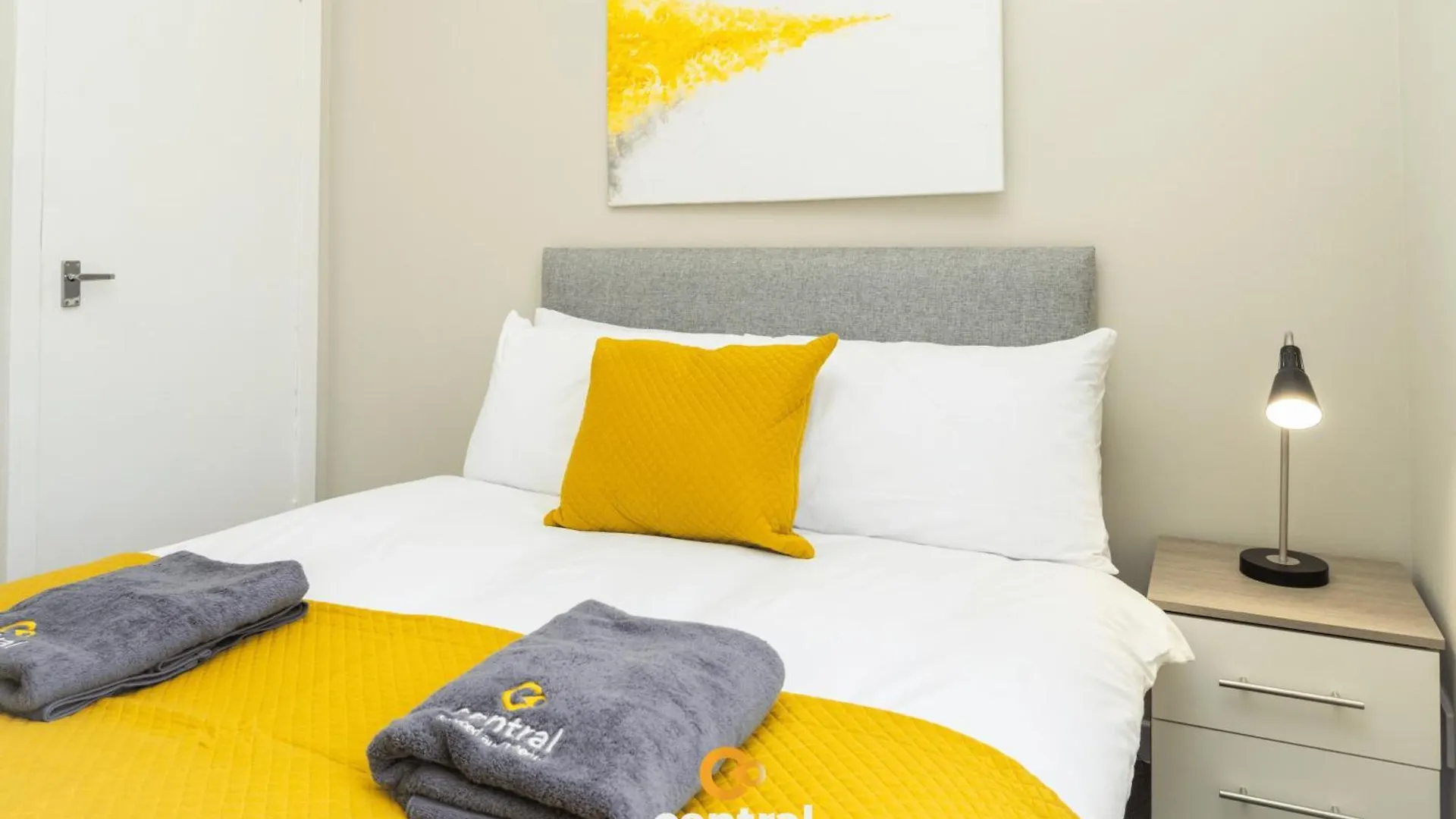 Central Serviced Apartments - 2 Bedroom - Ground Floor - Modern - Sleeps 4 - 2 X Double Beds - Free Street Parking - Fully Equipped - Short & Long Term Stays Available - Contact Us For Your Requirements Dundee