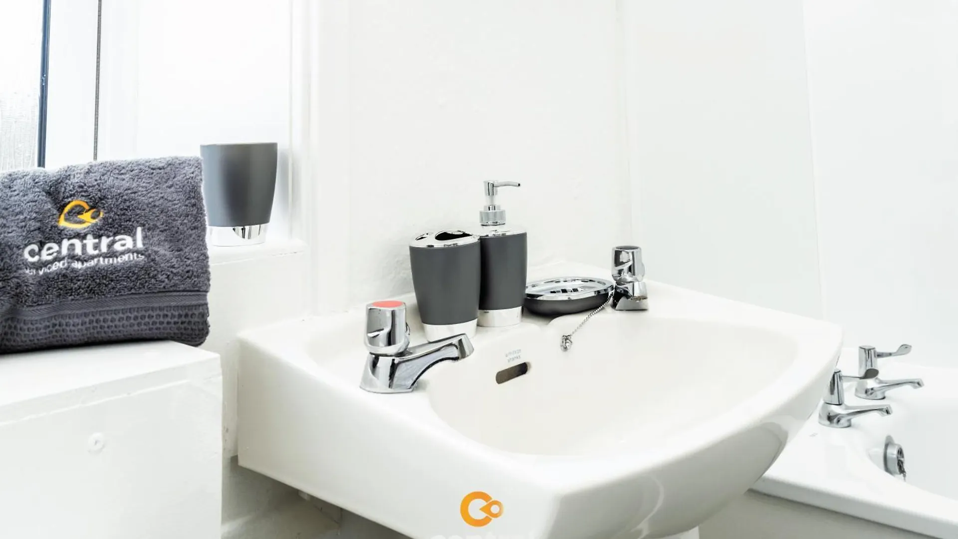 Central Serviced Apartments - 2 Bedroom - Ground Floor - Modern - Sleeps 4 - 2 X Double Beds - Free Street Parking - Fully Equipped - Short & Long Term Stays Available - Contact Us For Your Requirements Dundee United Kingdom