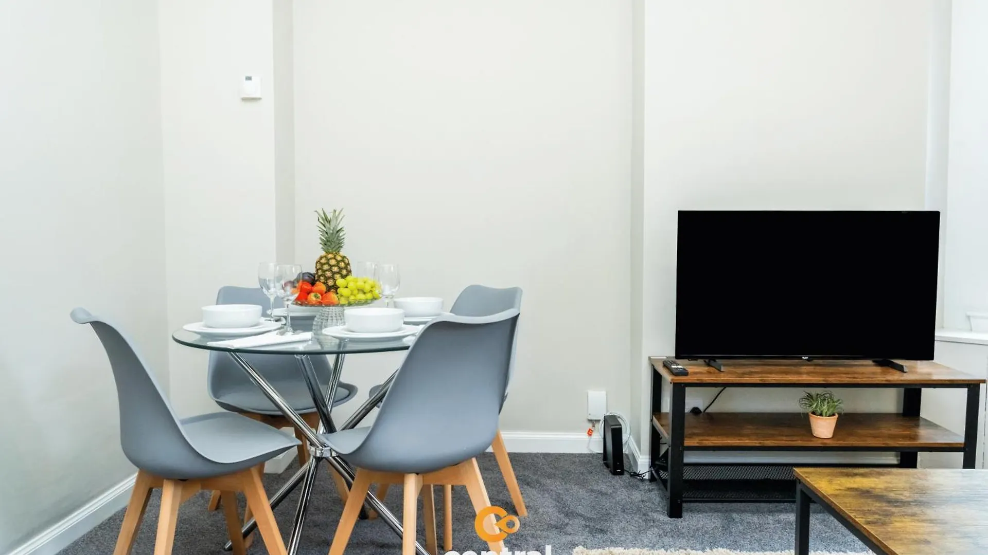 Central Serviced Apartments - 2 Bedroom - Ground Floor - Modern - Sleeps 4 - 2 X Double Beds - Free Street Parking - Fully Equipped - Short & Long Term Stays Available - Contact Us For Your Requirements Dundee United Kingdom