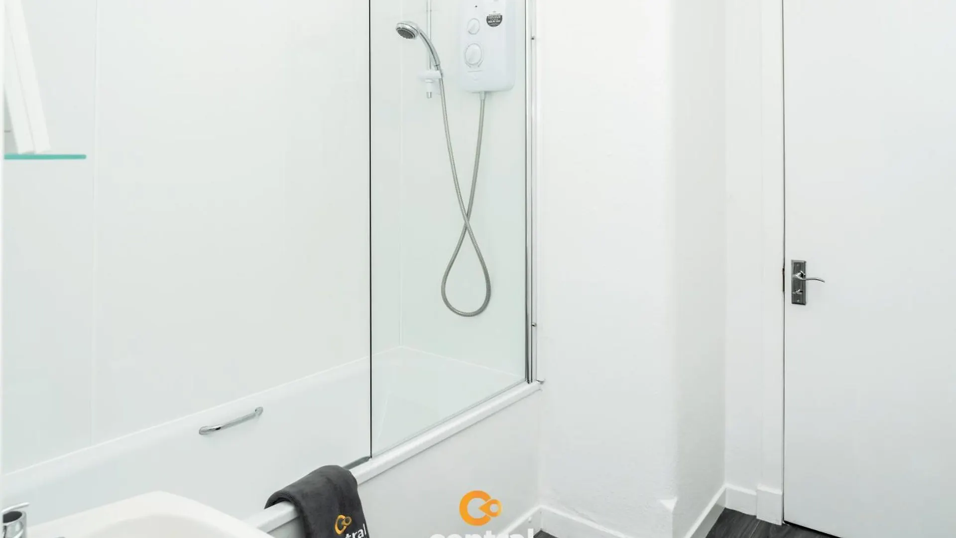 Central Serviced Apartments - 2 Bedroom - Ground Floor - Modern - Sleeps 4 - 2 X Double Beds - Free Street Parking - Fully Equipped - Short & Long Term Stays Available - Contact Us For Your Requirements Dundee